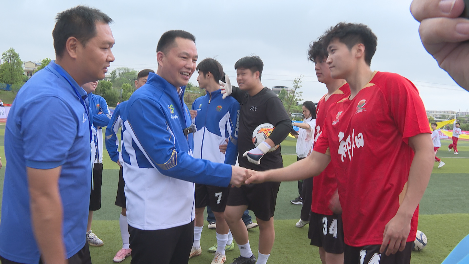 向子顺慰问球员-1.bmp 向子顺慰问球员-1.bmp