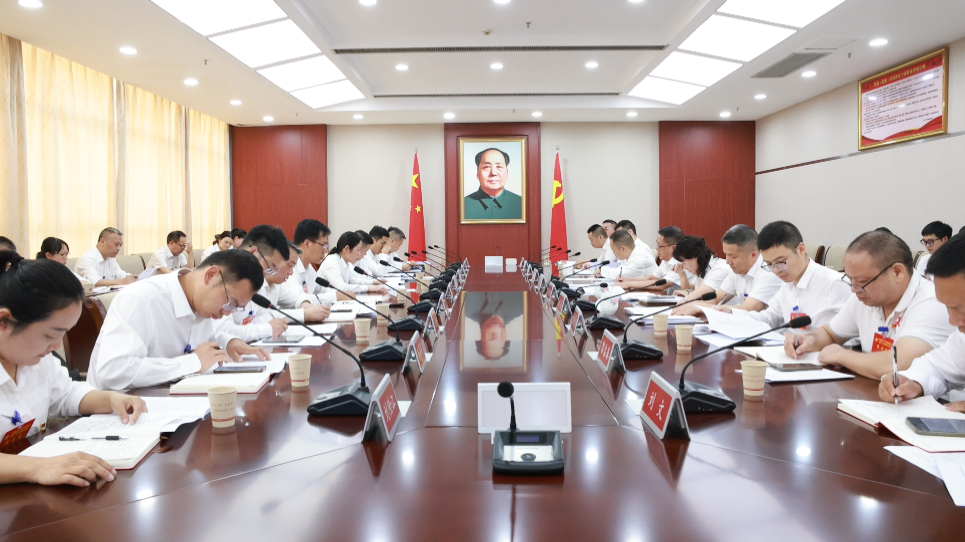 书记讨论.bmp 书记讨论.bmp