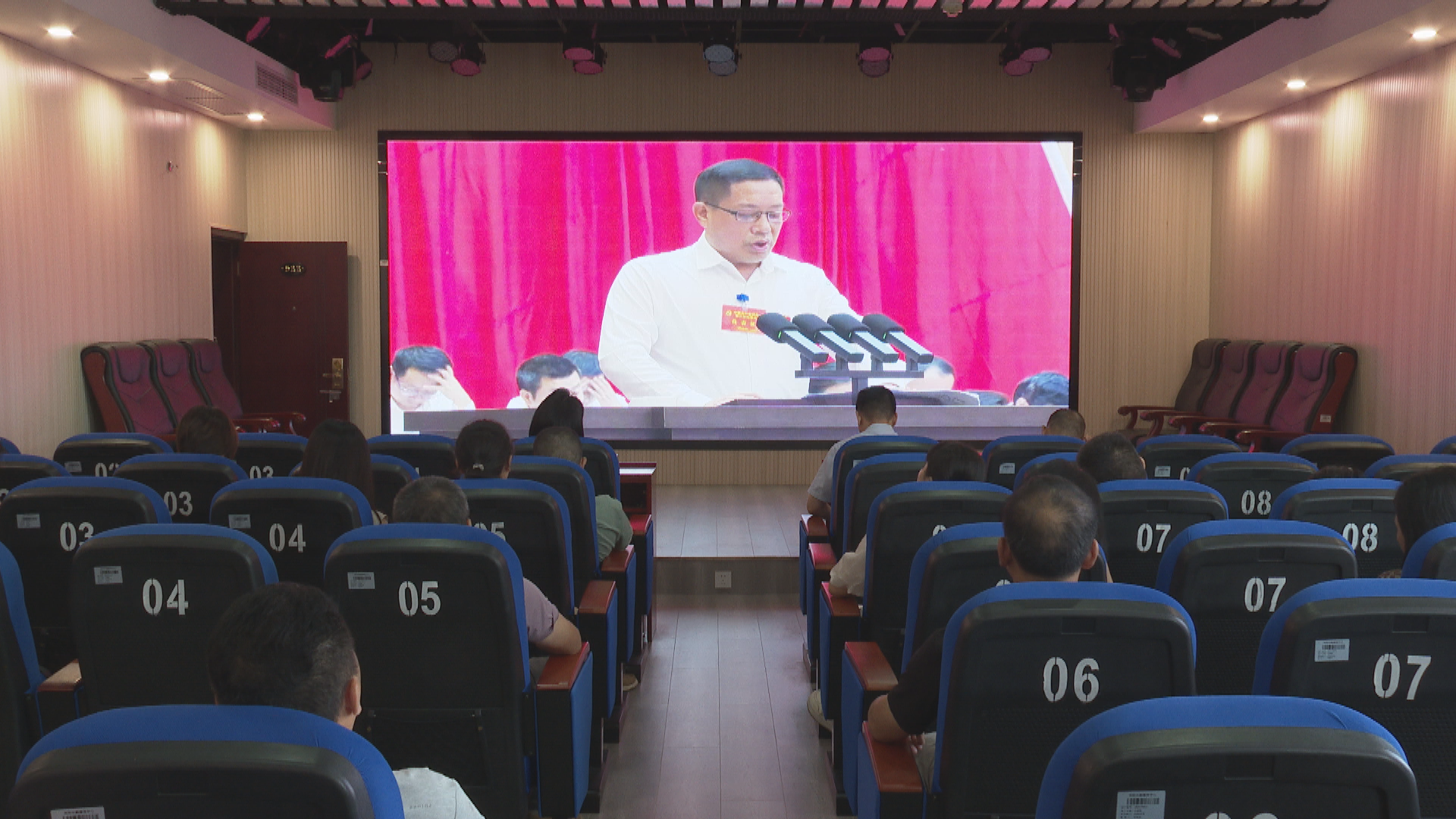 各界收看大会-4.bmp 各界收看大会-4.bmp