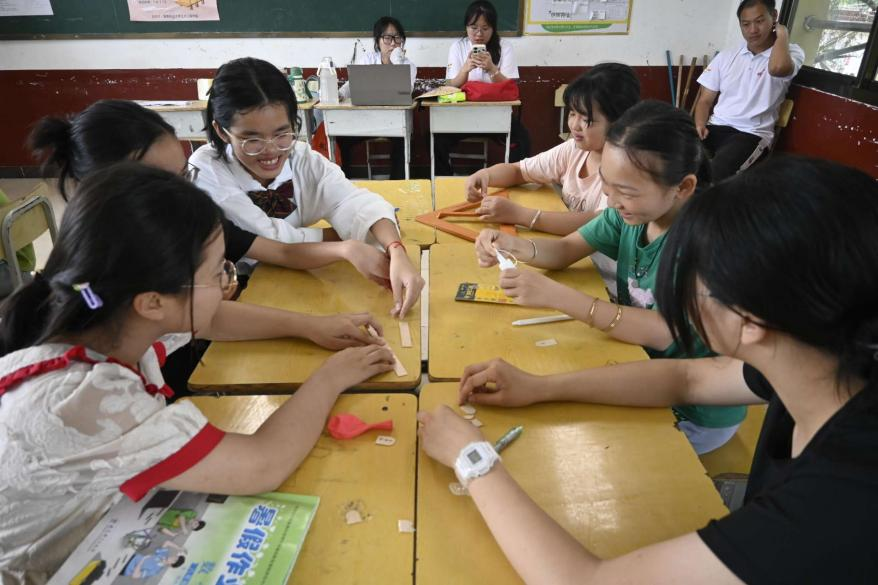 同学们讨论设计方案.png 同学们讨论设计方案.png