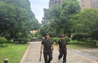 小区私家车被“拉车门” 物业加强巡查现场抓贼