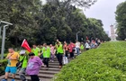 风雨同路，自助互助——30个家庭的徒步与拥抱