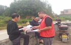 流沙河镇鸿富村：入户宣讲暖民心 严守安全护家园