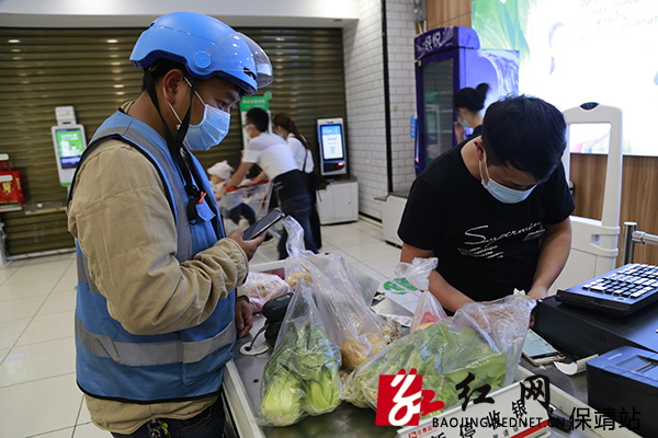 外卖小哥为网上下单顾客提货.JPG