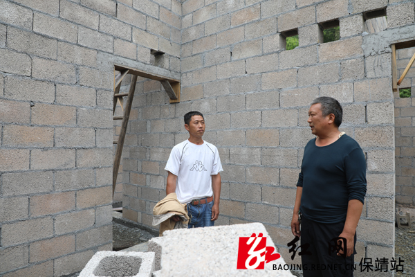 9今年初,山体滑坡房屋受损的彭秀生,申请危房改造资金新建的房屋将在6月底完工入住   宿任人 摄.JPG