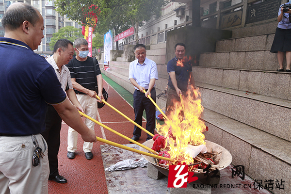 集中焚烧毒品.jpg