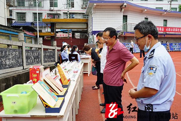 参观现场禁毒展览.JPG