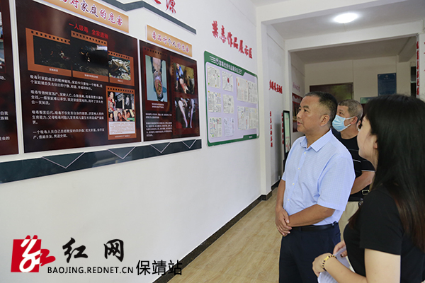 参观雅丽中学禁毒图书角.jpg
