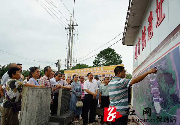 与会代表一行了解四方城遗址城址区功能布局和大致面貌.JPG