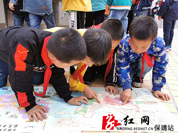 学生趴在地上有兴趣地阅读.jpg