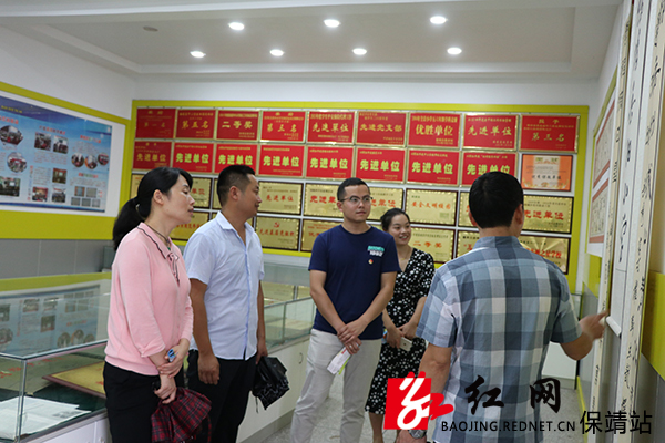 参观陈列室.jpg