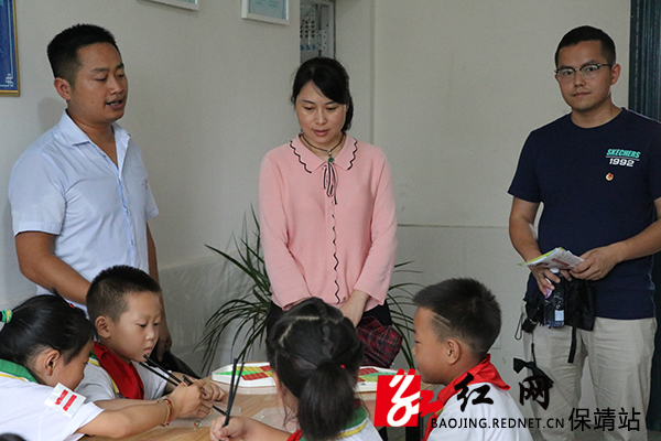 参观学校心理健康辅导室.jpg