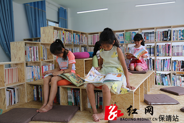 学生在悦读空间里静静阅读.jpg