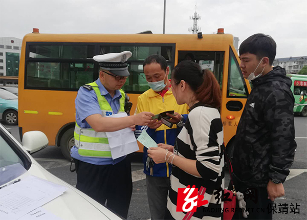 执法人员正在查看驾驶员相关证件.jpg