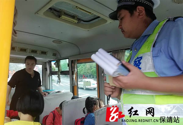执法人员正在对校车运行情况进行检查.jpg