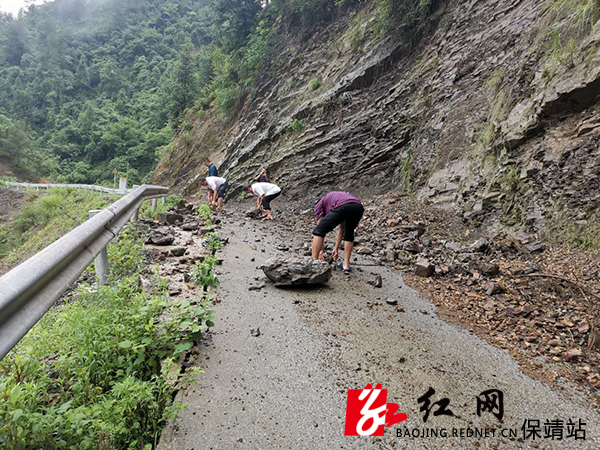 县直驻村工作队、乡镇包村干部、村干部疏通卡湖通组路.jpg