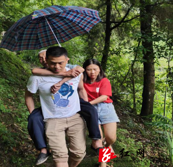 碗米坡镇干部转移行动不便的群众.jpg