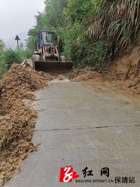 在白云山村清理道路.jpg