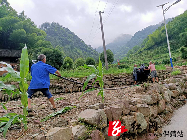 押马群众整修水管.jpg