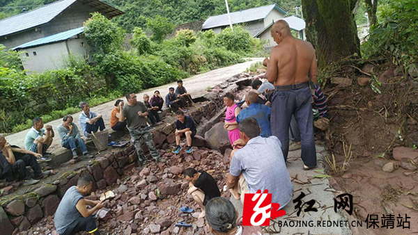 碗米坡镇干部动员群众紧急转移.jpg