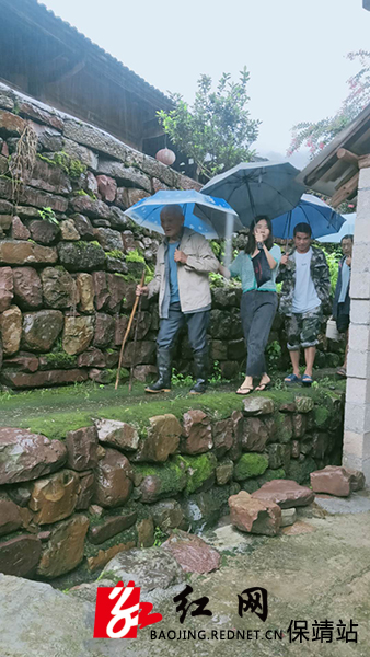 政府干部在转移押马村普溪组群众.jpg