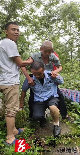 碗米坡镇干部和村辅警转移行动不便的群众.jpg
