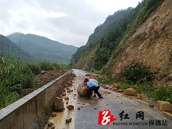 政府干部和驻村干部清理迁清道路上的落石.jpg