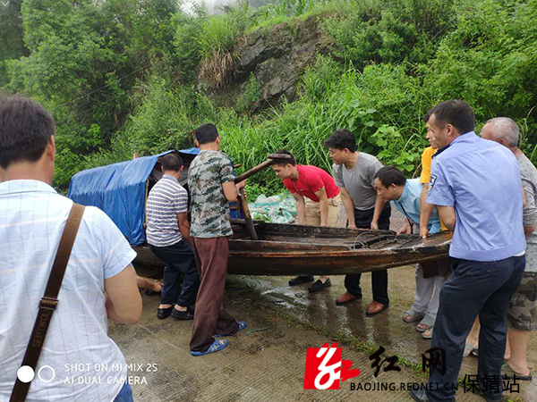 干部和群众在押马村转移船只.jpg