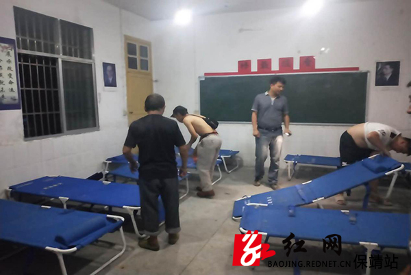 在临时集中安置点铺床.jpg