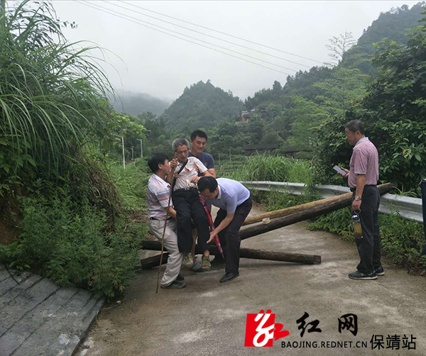 州库区移民事务中心驻柳树坪村工作队转移群众.jpg
