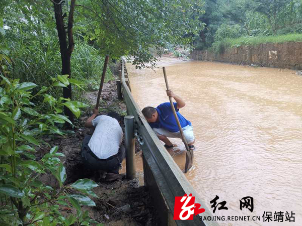 政府干部、拔茅村干部挖沟排放道路上的积水.jpg