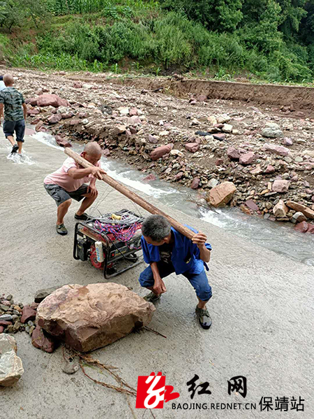 押马村群众搬运发电机保供水.jpg