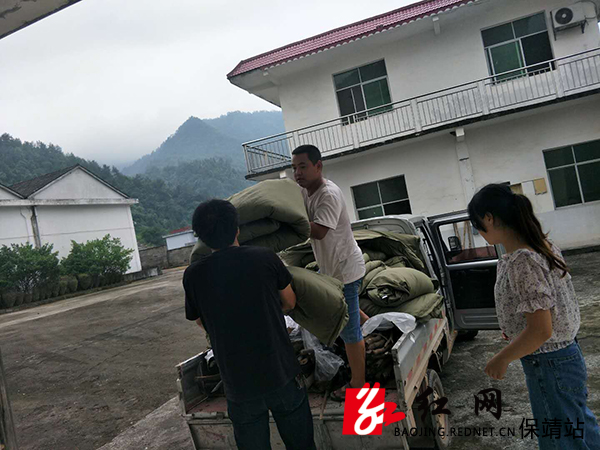 为群众托运棉被.jpg