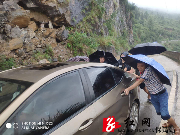镇干部和村干部转移遇水车辆.jpg