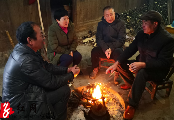 村支书、第一书记、村长慰问水.jpg