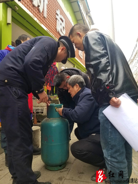工作人员检查餐饮经营户液化气使用情况水.jpg