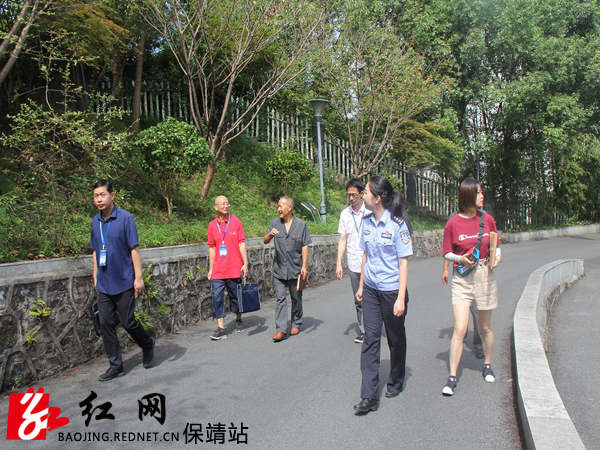 图为评估组一行人参观法院庭院建设水.jpg