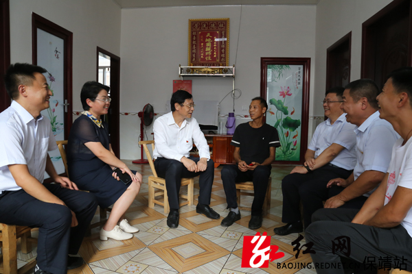 顾晓敏走访慰问中溪村建档立卡户水.jpg