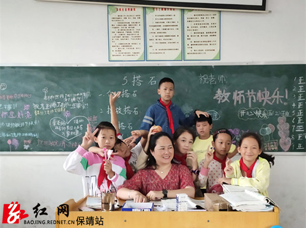 秦建华和她的学生们水.jpg