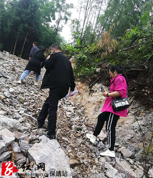 秦建华和同事一起走访贫困学生水.jpg