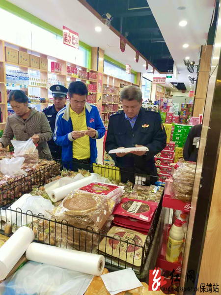 工作人员对销售食品进行细致检查水.jpg