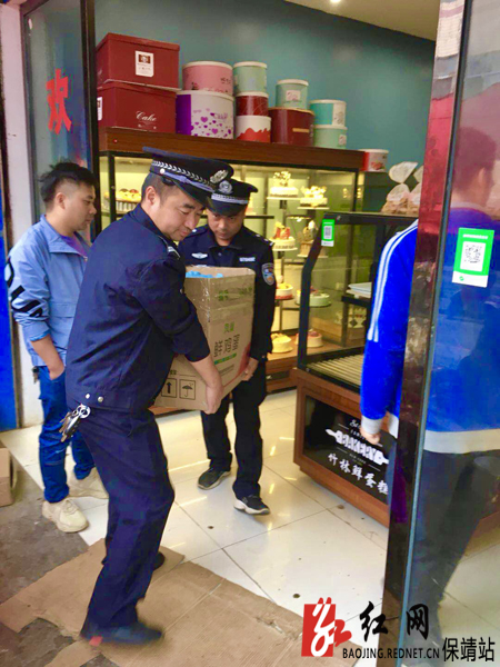 工作人员现场扣押违规包装食品水.jpg