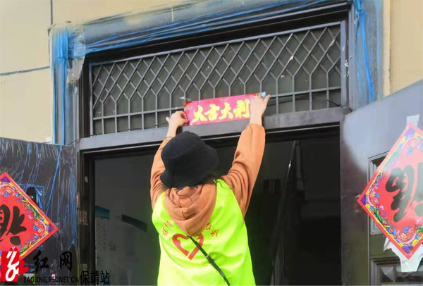 图片4.为小区住户张贴春联水.jpg 图片4.为小区住户张贴春联水.jpg