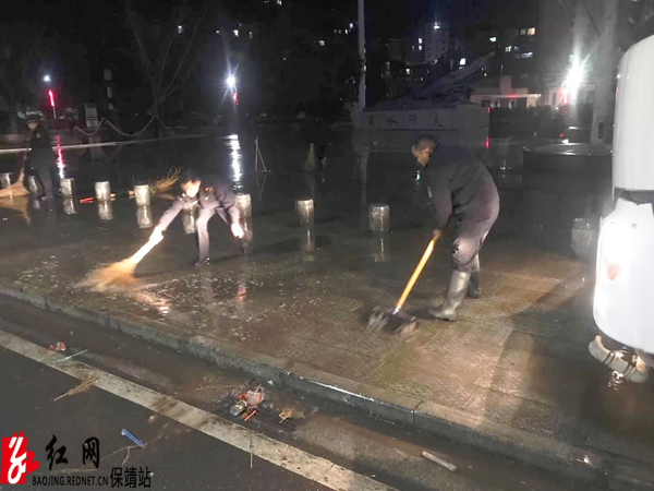 执法队员用扫帚和拖把清扫广场水.jpg 执法队员用扫帚和拖把清扫广场水.jpg