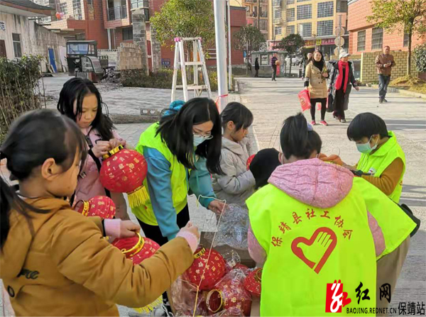 图片5.为小区悬挂灯笼水.jpg 图片5.为小区悬挂灯笼水.jpg