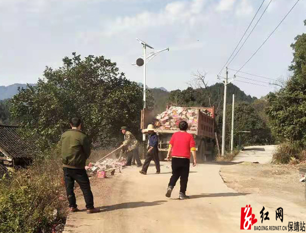 王家村春节后组织党员干部清扫村内主干道路水.jpg 王家村春节后组织党员干部清扫村内主干道路水.jpg