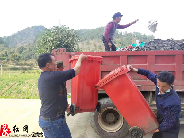 王家村村支部书记张天明同志带领党员干部搞好“开年大扫除”水.jpg 王家村村支部书记张天明同志带领党员干部搞好“开年大扫除”水.jpg