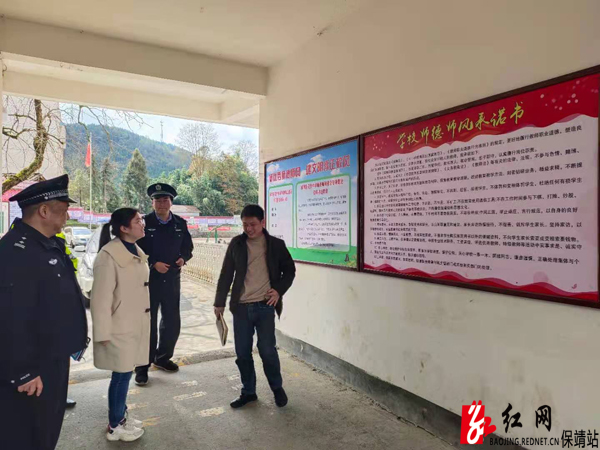 乡长汪瑞查看校园师德师风宣传栏水.jpg
