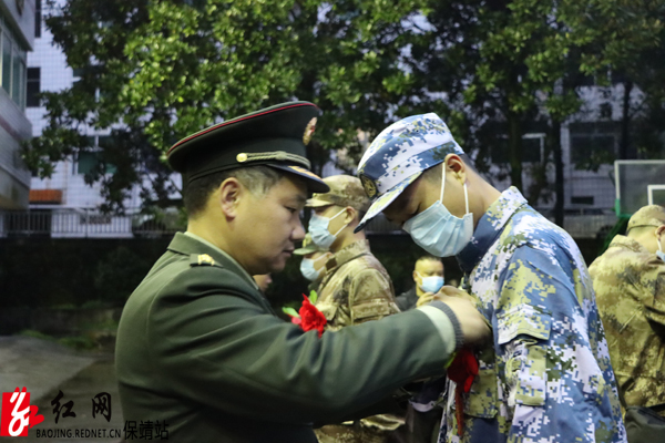 县人武部部长李希敏为入伍新兵佩戴大红花水.jpg