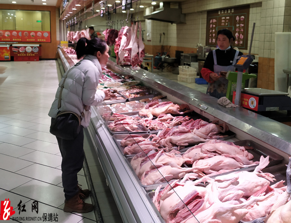 发改局工作人员向老百姓了解粮油市场行情水.jpg